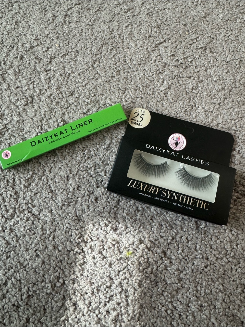 Daizykat Green Eyeliner with Black Luxury Synthetic Lashes Set